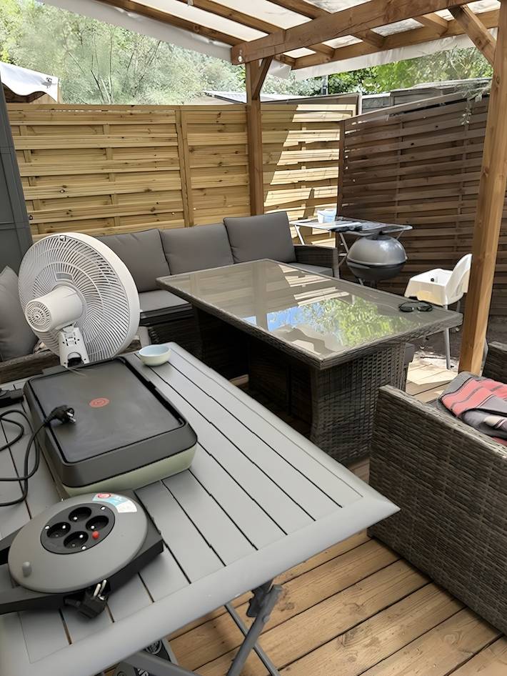 Camping pour 6 personnes, avec sauna et bassin pour enfant, animaux acceptés en Camargue
