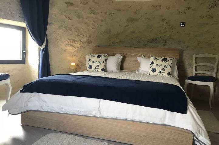 Location de vacances pour 10 personnes, avec terrasse ainsi que jardin et piscine à Lavardens - 4