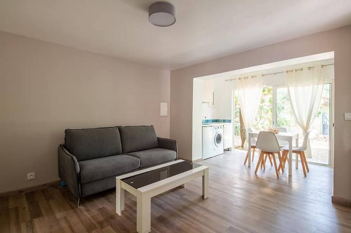 Ganze Wohnung, Studio with swimming pool in quiet location near golf courses and nature park, Sophia technology park in Valbonne, Mittelmeerküste (Frankreich)