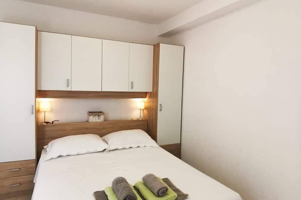 Ganze Wohnung, 2-Zimmer-Ferienwohnung mit Terrasse und Meerblick Mimice, Omis in Marusici, Split-Dalmatien