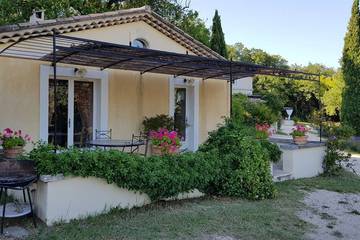 Gîte pour 6 personnes, avec terrasse ainsi que piscine et jardin à Réauville