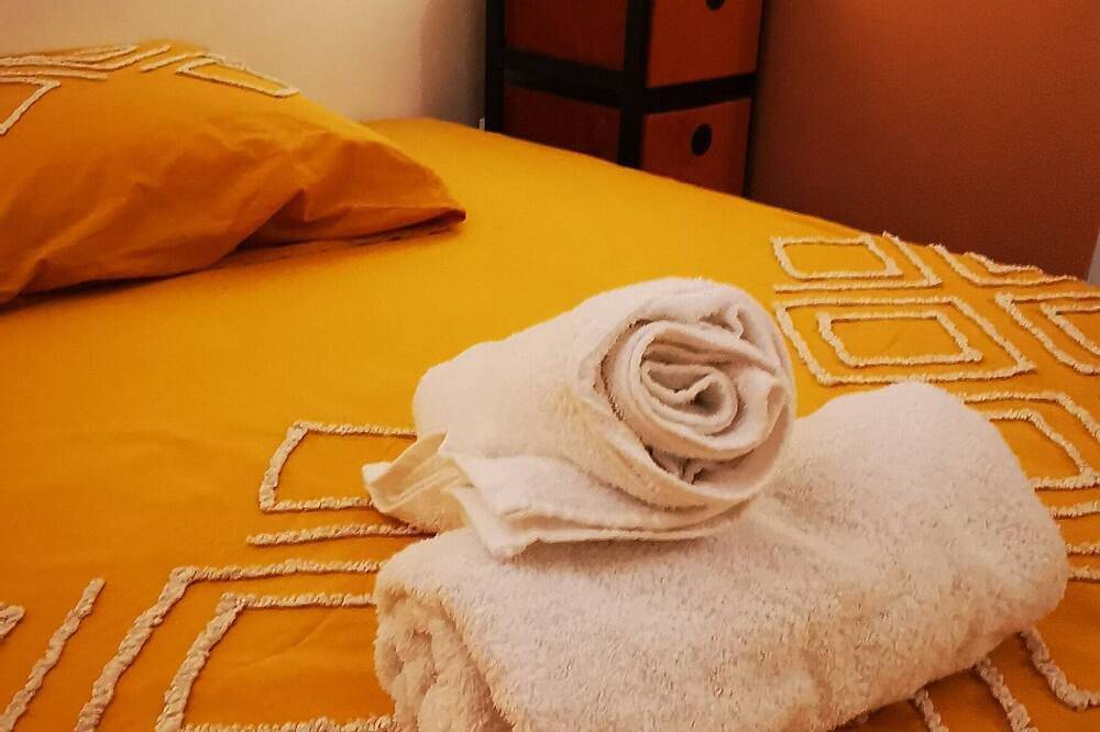 Geheel appartement, Apartment for 8 people, private parking. Ideal on the road to vacation. in Valence, Valence en omgeving