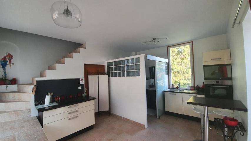 Gîte pour 3 personnes, avec piscine ainsi que terrasse et jacuzzi à Molinons