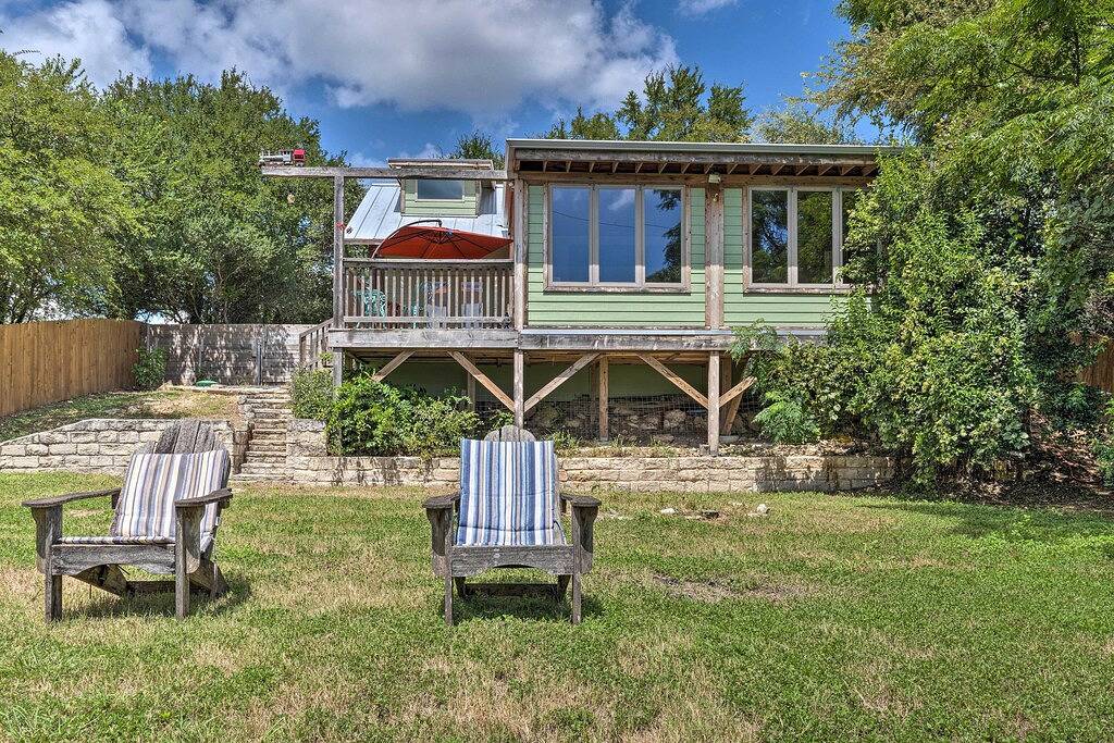 Pet-Friendly Austin Home w/ Deck, Yard, & Views! in Lake Travis