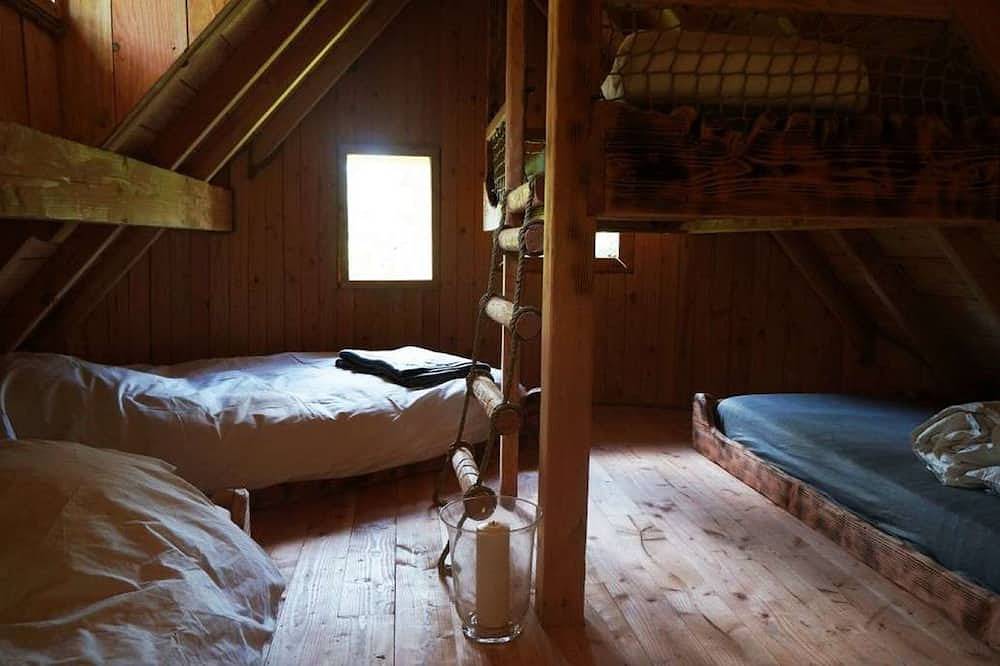 Cabane Meïzou Matà tree house in La Tour-d'Auvergne, Volcans d'Auvergne Regional Nature Park