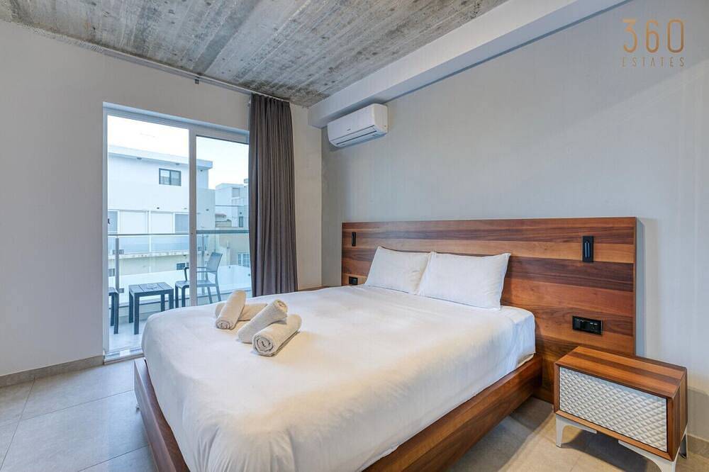 Geheel appartement, A fully equipped Apt with private balcony & Pool in San Giljan, Malta