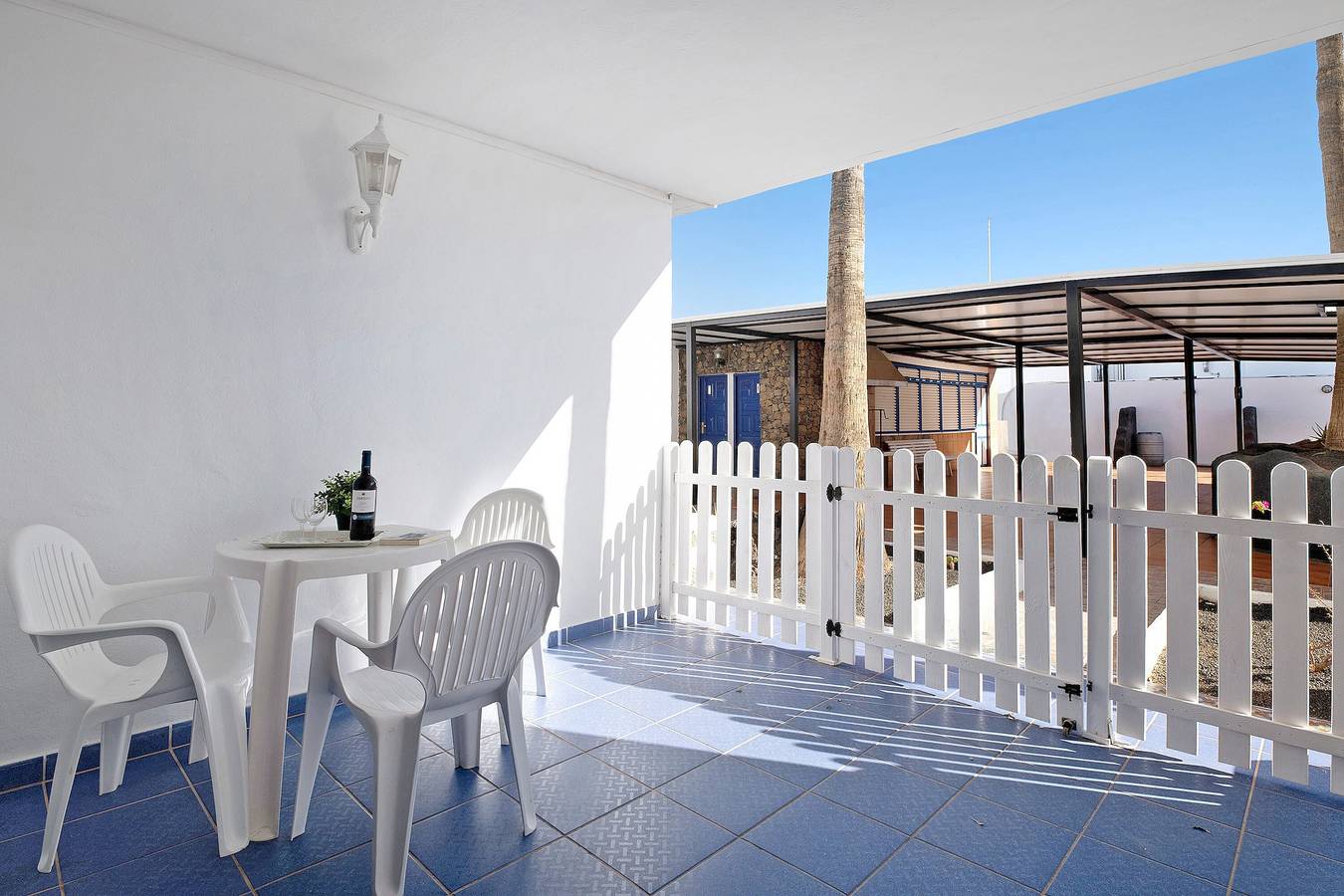 Apartamento entero, Apartamento vacacional "Casa Gloria" con piscina compartida, terraza privada y Wi-Fi in Puerto del Carmen, Tías