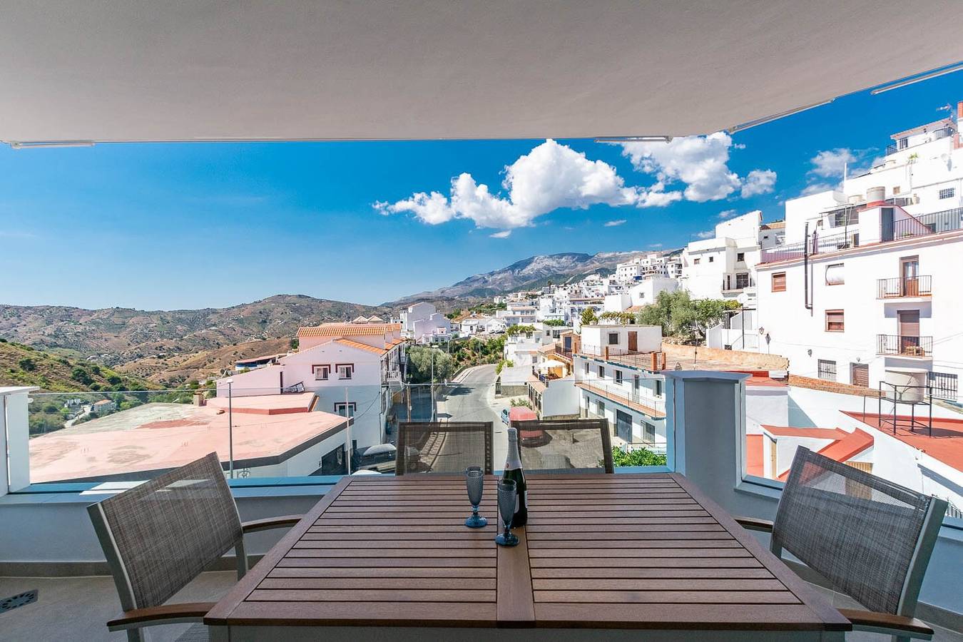 Geheel appartement, Modern appartement in Competa met uitzicht op de bergen, gedeeld zwembad & Wi-Fi in Cómpeta, Málaga Provincie