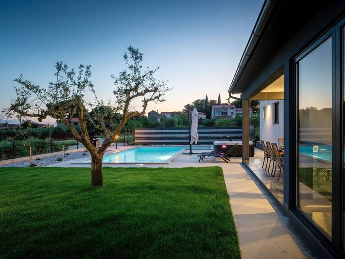 Ferienhaus für 6 Personen, mit Whirlpool und Terrasse sowie Garten und Pool in Kastelir - 2