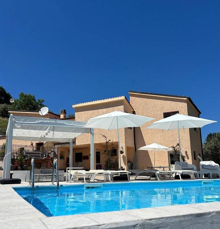 Ferienwohnung für 2 Personen, mit Terrasse und Garten sowie Pool und Seeblick in Penne