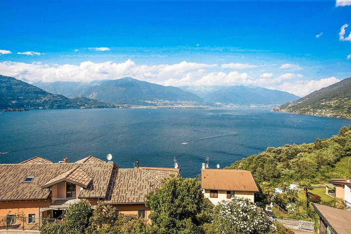 Ferienwohnung für 4 Personen, mit Balkon und Seeblick sowie Ausblick in Maccagno con Pino e Veddasca
