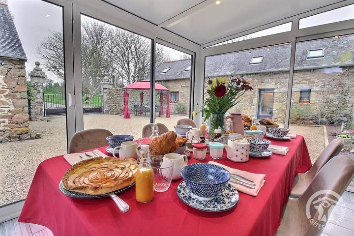 Chambre d’hôte pour 2 personnes, avec Terrasse ainsi que Jacuzzi et Jardin à Plougrescant