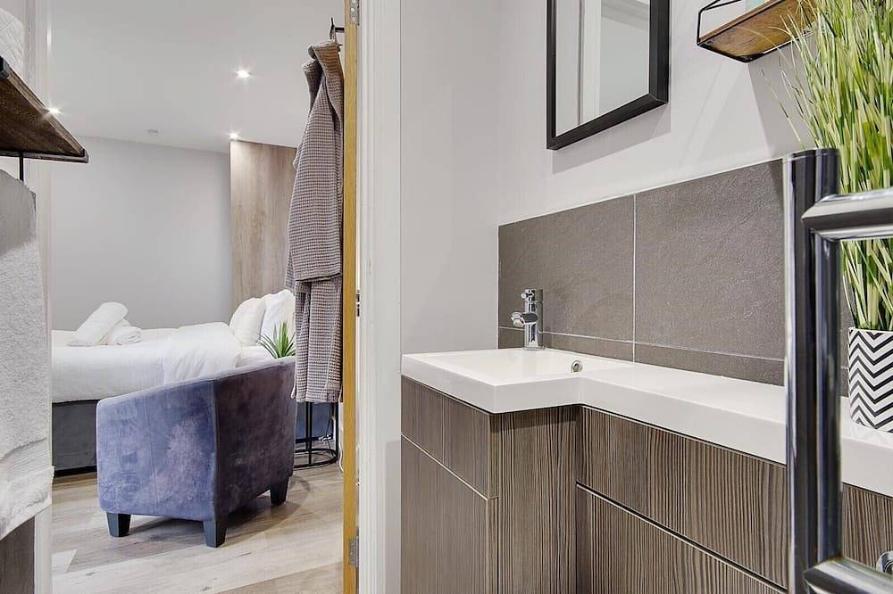 Entire apartment, A Petite Luxury Lodge with Outside Bath in St. Leonards and St. Ives, Dorset