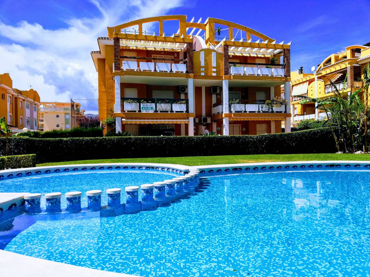 Ganze Wohnung, Dos dormitorios en planta baja, patio con barbacoa, piscina y pista de tenis. in Playa Xeraco, Xeraco