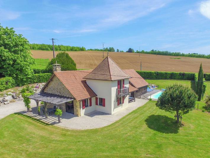 Location de vacances pour 10 personnes, avec Terrasse ainsi que Jardin et Piscine à Saint-Médard-d'Excideuil