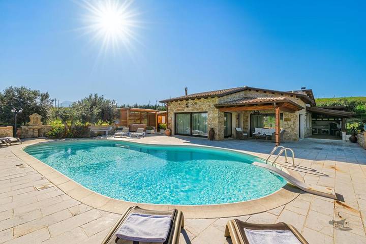 Villa per 6 persone, con giardino e piscina nonché panorama a Alcamo Marina