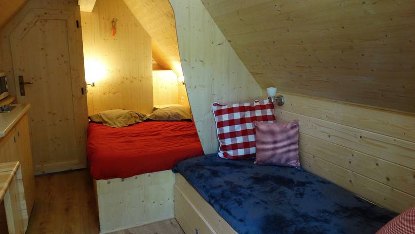 Cabane Tröll avec terrasse privée, jardin partagé et Wi-Fi in Saint-Donan, Cotes-d'Armor