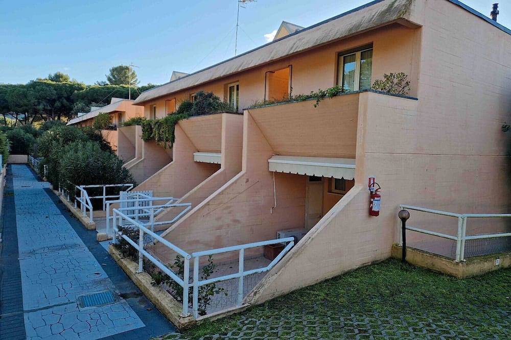 Geheel appartement, Appartement 'Rex Lo Scoglietto - Bilocale 29' met gedeeld zwembad, privéterras en Wi-Fi in Castiglione della Pescaia, Provincie Grosseto