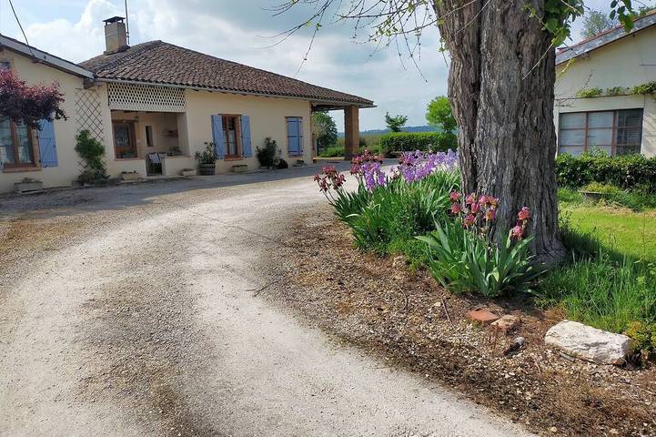 Location de vacances pour 4 personnes, avec Jacuzzi ainsi que Terrasse et Jardin à Albias
