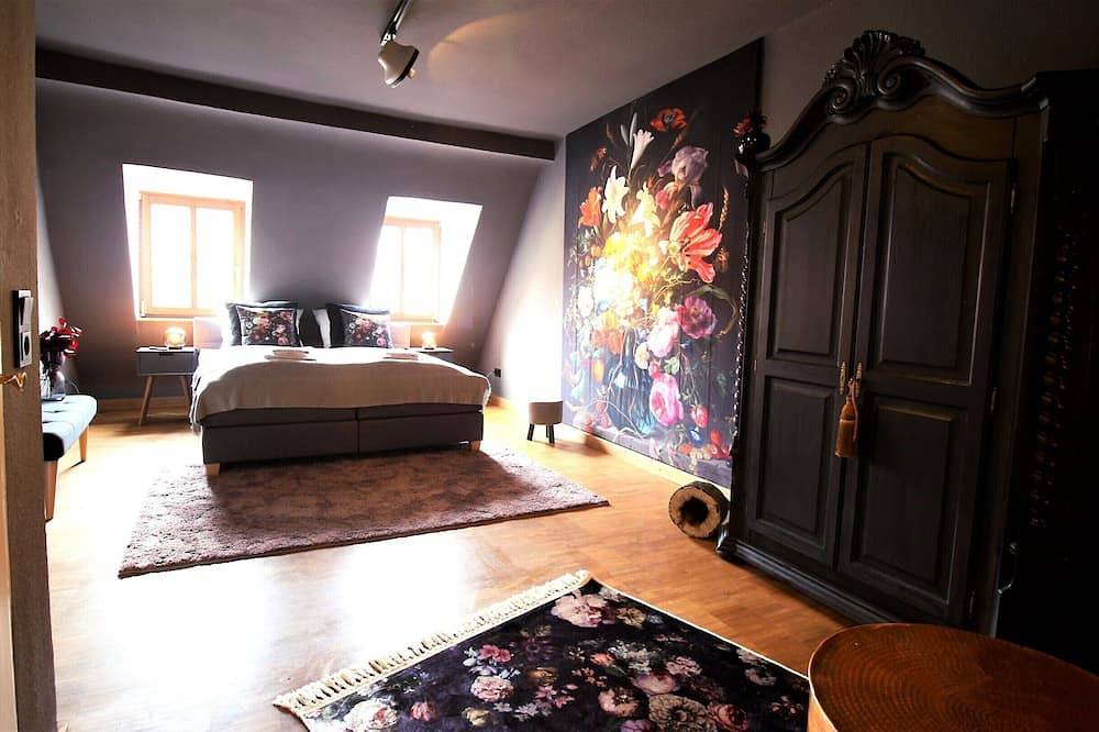 The George Rooms No. 32 "Dark Floral" in Würzburg, Fränkisches Weinland