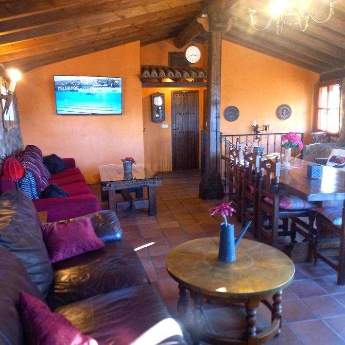 Gîte rural 'Casa Rural Menta y Canela' avec vue sur la montagne, terrasse privée et barbecue in Tórtoles, Région d'Ávila