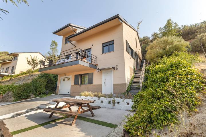 Casa de vacaciones para 8 personas, con Balcón y Jacuzzi además de Jardín y Vistas al lago en Segovia