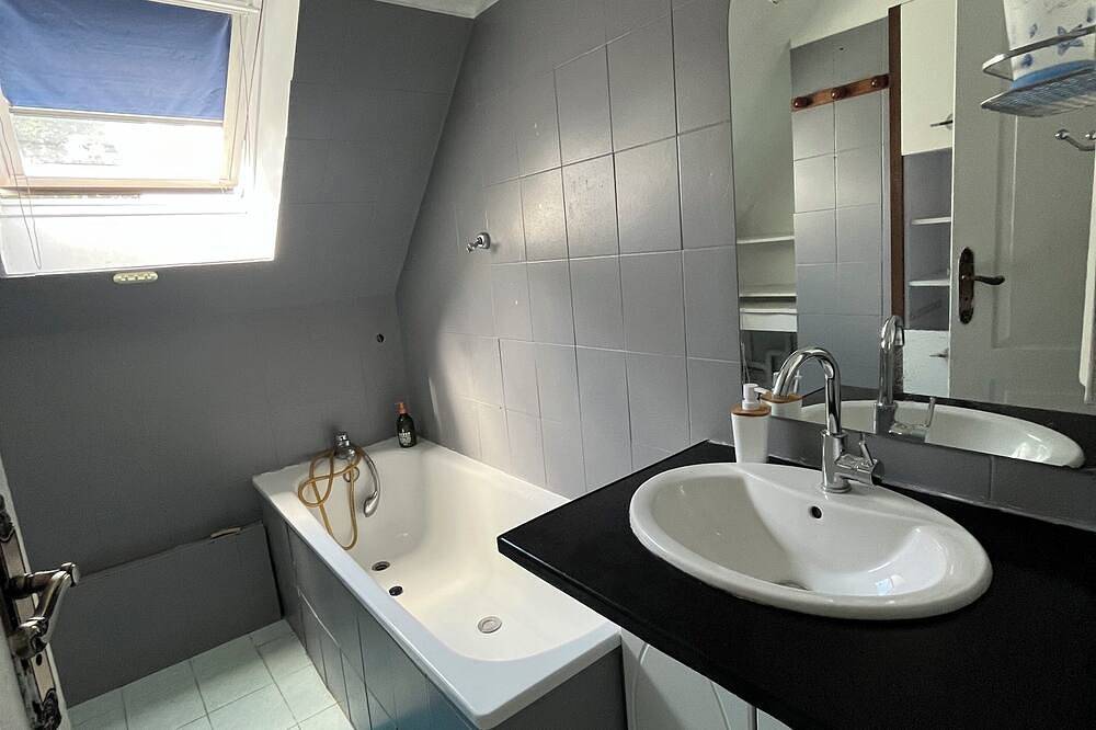 Chambre Guestroom in Savigny-le-Temple, Seine-et-Marne