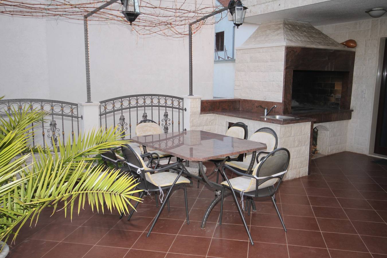 Ganze Wohnung, 1-Zimmer-Ferienwohnung mit Terrasse Okrug Gornji, Ciovo A-7546-b in Okrug Gornji, Ciovo