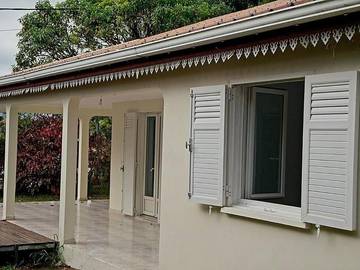 Gîte pour 6 personnes, avec terrasse et vue à Sainte-Suzanne
