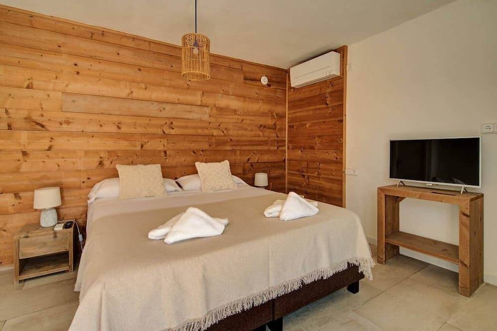 Entire apartment, Studio 1, bed for 2 persons in Cala Llonga, Santa Eulària des Riu