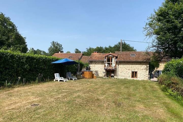 Location de vacances pour 2 personnes, avec jardin et balcon à Abjat-sur-Bandiat