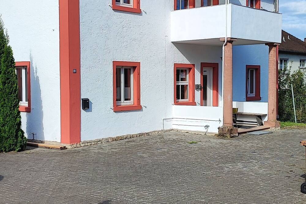 Monteur- Ferienhaus 310m² mit 21 Einzelbetten  3 Bädern Parkplatz Wlan Grill Tv in Veitshöchheim, Fränkisches Weinland
