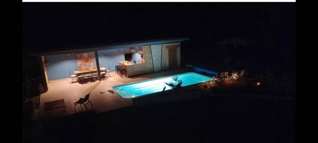 Gîte pour 4 personnes, avec vue ainsi que jardin et piscine à Castels