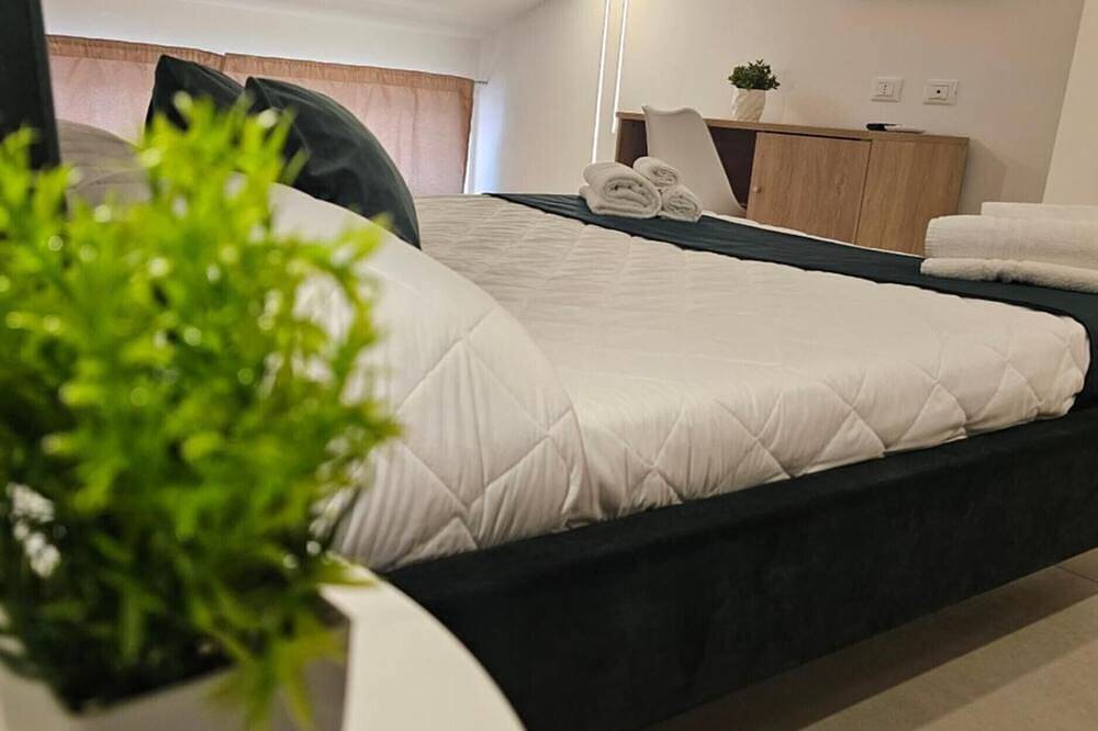 Bed and Breakfast 'Aura Beb - Queen con Jacuzzi' y Terraza Privada in Pachino, Provincia de Siracusa