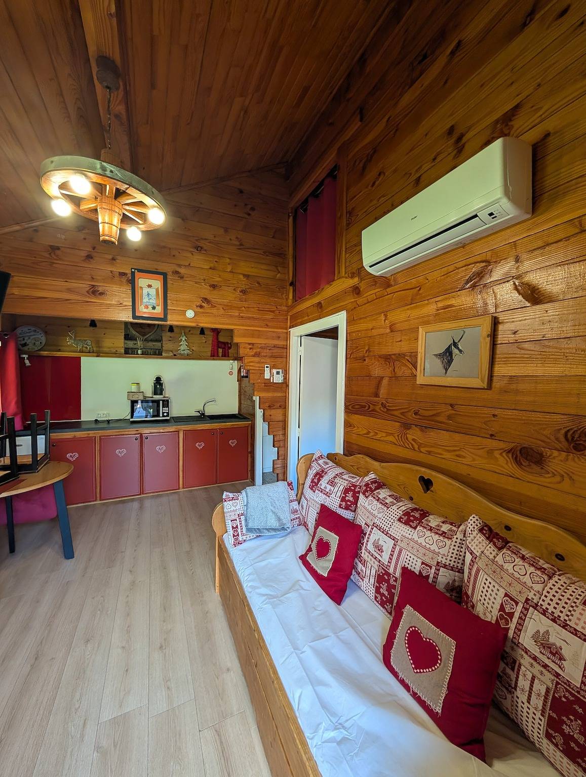 Caravane « Chalet Bouton d'Or » avec piscine partagée in Vaulnaveys-le-Bas, Isère