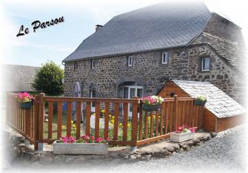 Gîte pour 15 personnes, avec jacuzzi et terrasse dans le Cantal