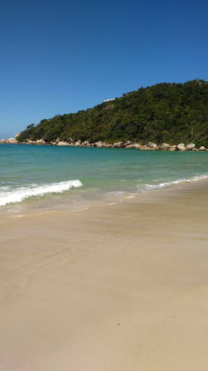 Casas e apartamentos de temporada para 3 pessoas, com terraço e piscina e ainda jardim and vista, com animais de estimação em Governador Celso Ramos