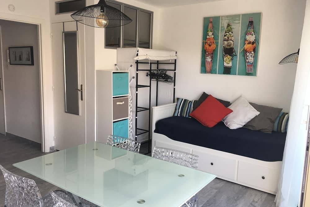Hel lejlighed, Heart of Juan, pinewood, beaches, Studio bright cabin .superbe location. in Juan-les-Pins, Antibes