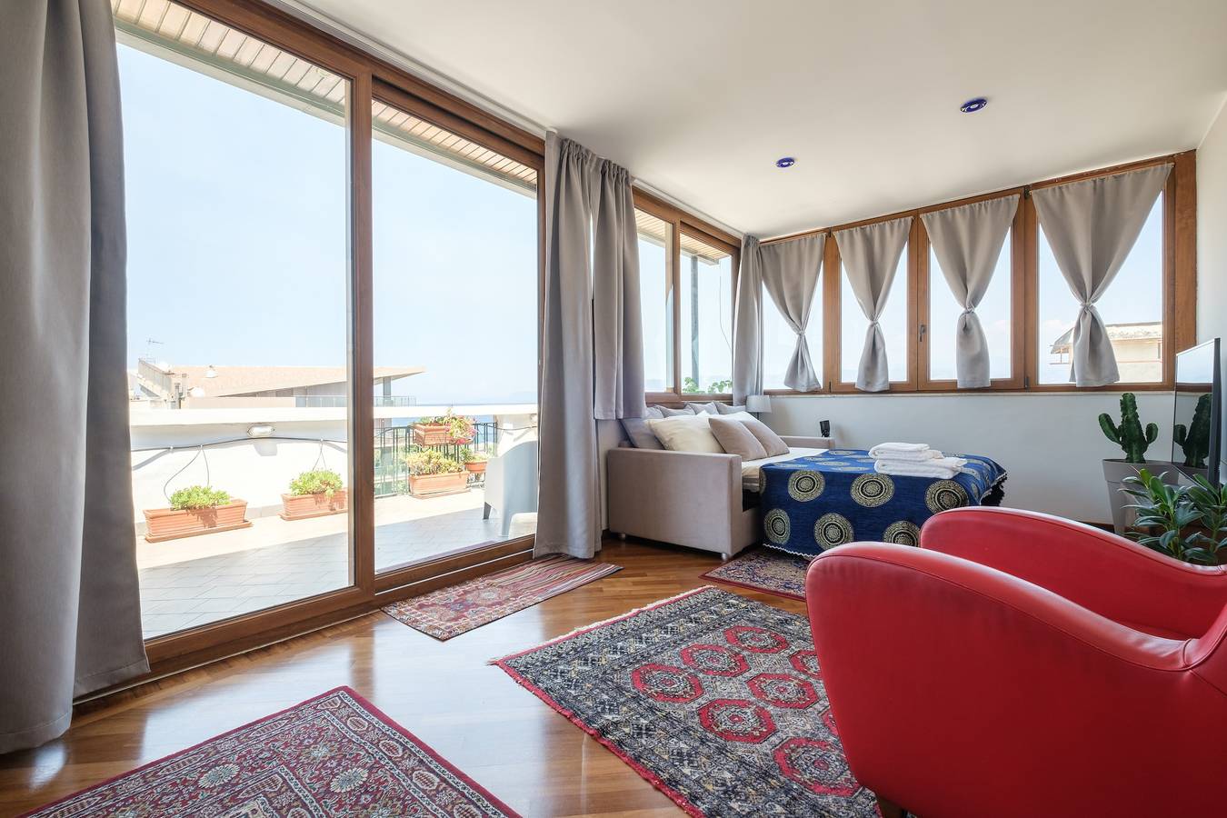 Appartement entier, Appartement 'Casa Malù' avec vue sur la mer, jardin et Wi-Fi in Messina, Province de Messina