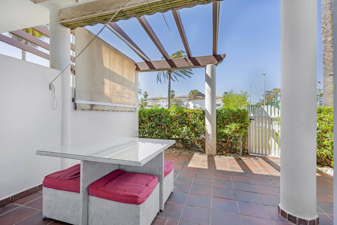 Apartamento entero, Apartamento 'Taymar' con piscina compartida, Wi-Fi y aire acondicionado in Playa La Barrosa, Chiclana de la Frontera