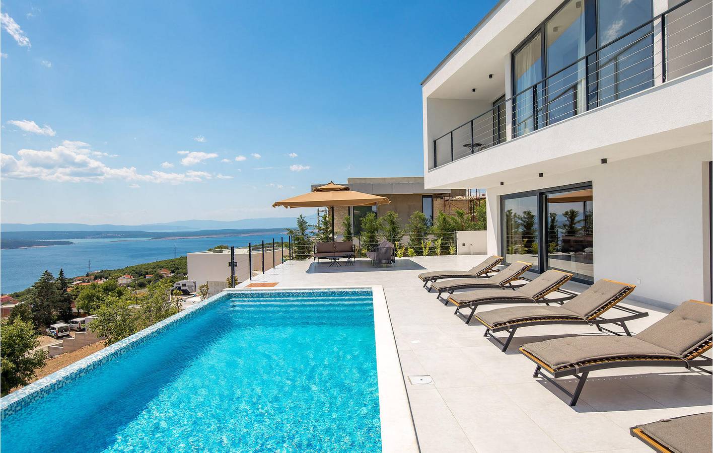 Geräumige 2-Zimmer-Wohnung mit Pool, WLAN und 2,5 km Entfernung zum Strand in Crikvenica, Primorje-Gorski Kotar