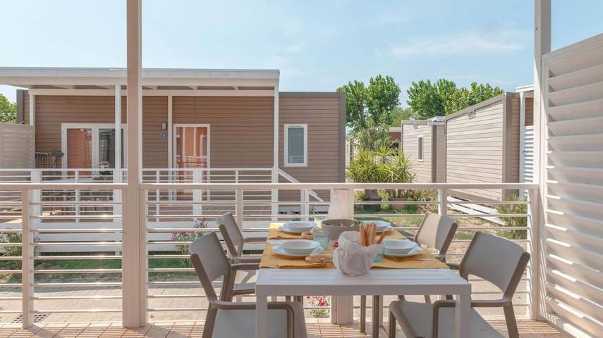Bungalow per 2 persone, con Idromassaggio e Giardino nonché Piscina a Chioggia