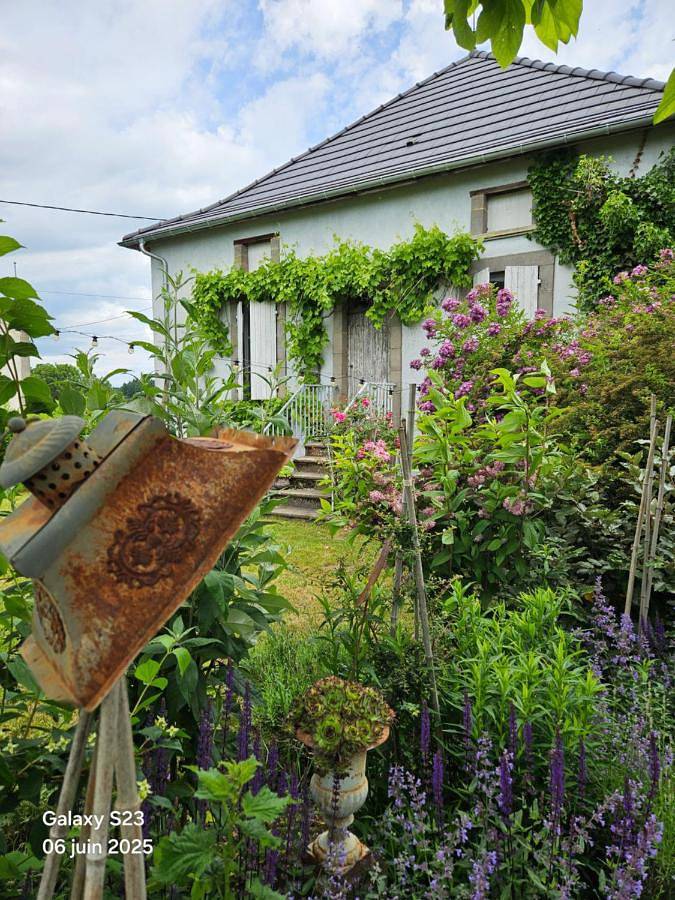 Location de vacances pour 3 personnes, avec jardin ainsi que terrasse et vue à Châteldon - 4