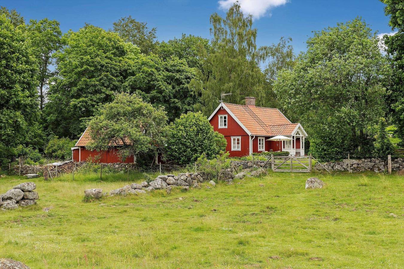Hus för 4 Personer, med terass samt sjöutsikt och trädgård