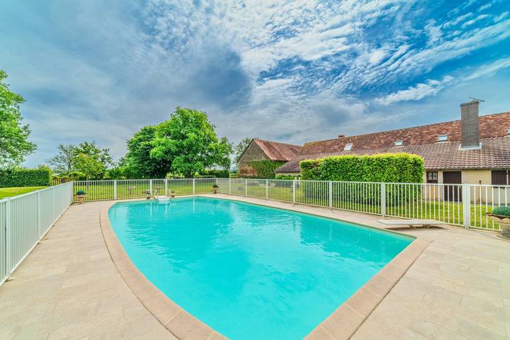 Gîte pour 8 personnes, avec piscine ainsi que terrasse et jardin à Gueugnon