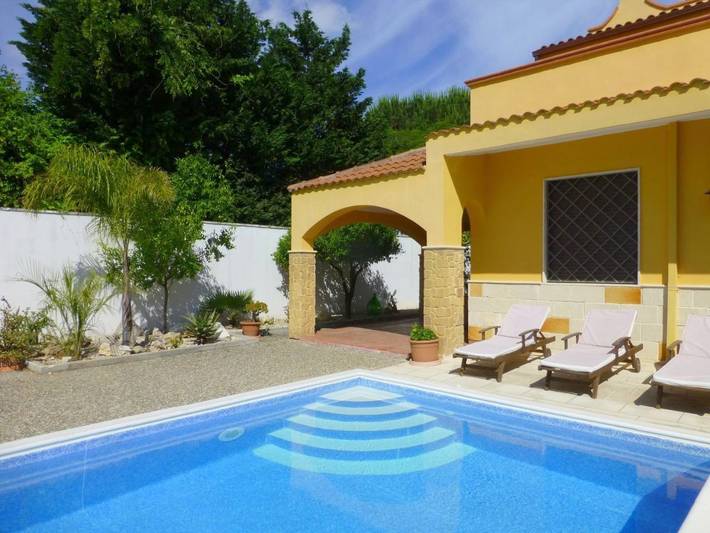 Casa vacanza per 8 persone, con panorama e giardino nonché piscina a Torchiarolo