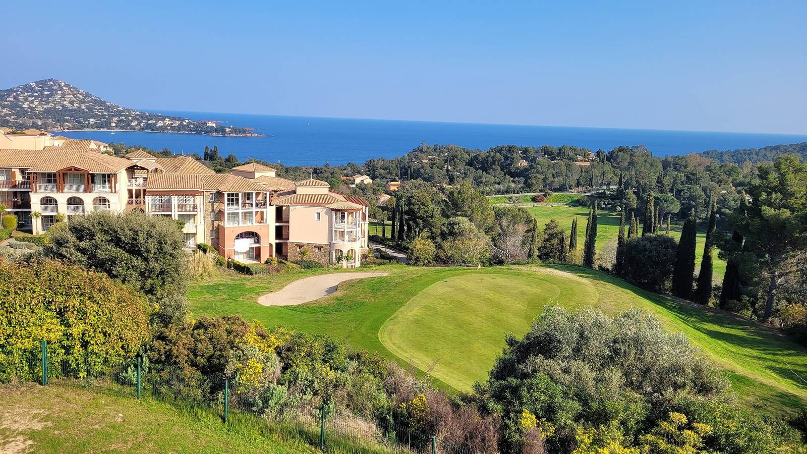 Ganze Wohnung, Appartement T3 für 6 Personen in Cap Esterel – Meerblick, Terrasse, Wlan, Klimaanlage, Parkplatz, Bettwäsche in Cap Esterel, Saint-Raphaël