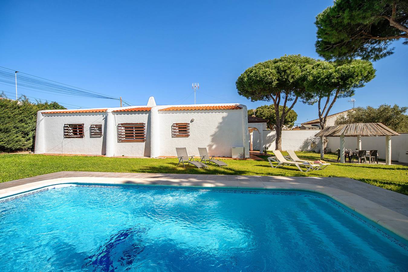 Casa de vacaciones 'Spica' con piscina privada, terrazas, jardín y Wi-Fi in Playa La Barrosa, Chiclana De La Frontera