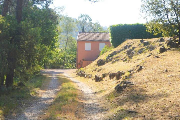 Chalet independiente con piscina compartida y cocina de verano. in Entrecasteaux, Región Brignoles