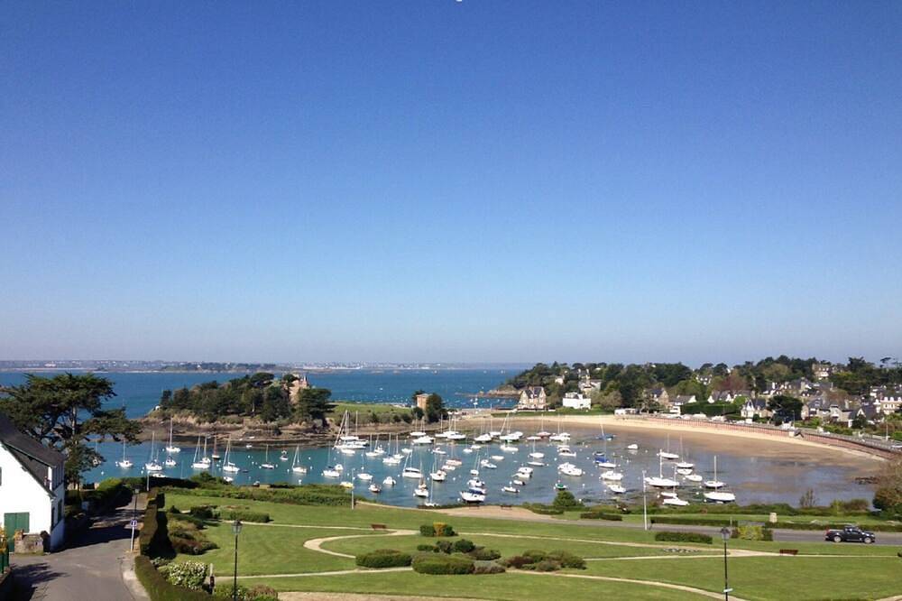 Saint-Briac vue mer.  Grande maison traditionnelle de capitaine in Saint-Briac-sur-Mer, Région de Saint-Malo